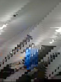 Sala com camara para porta central