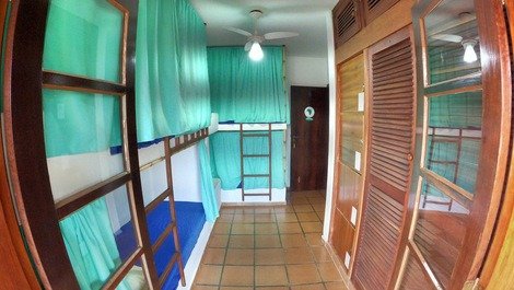 Cama en Casa espaciosa con habitaciones privadas y compartidas en una calle tranquila cerca de la costanera de Itaguá