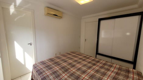 Apartamento de 2 dormitórios,a 180 metros da praia de Bombas