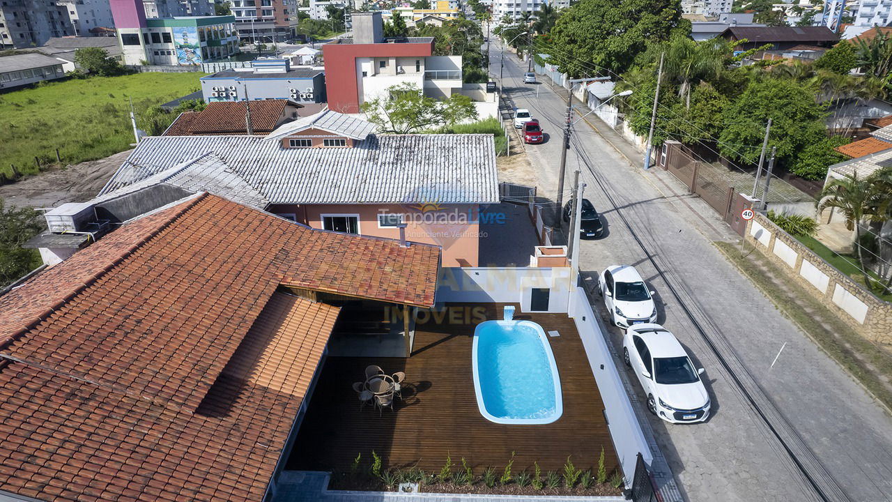 Casa para aluguel de temporada em Bombinhas (Praia de Bombas)