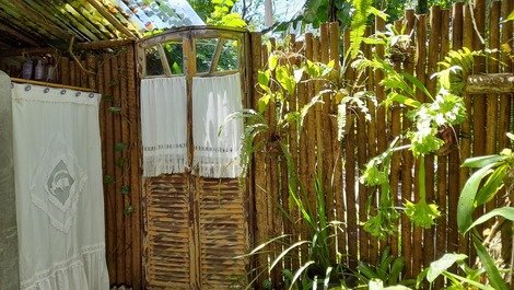 Banheiro integrado a jardim privado