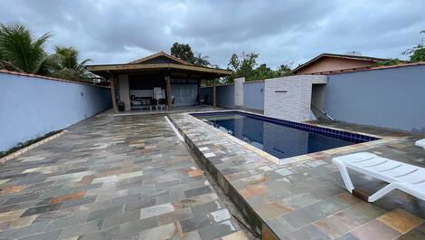 EXCELENTE CASA COM PISCINA E CHURRASQUEIRA 14 PESSOAS BORACEIA