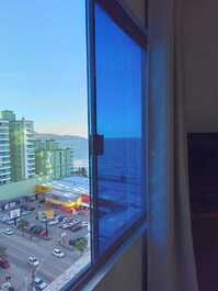 04 suites frente a la Avenida Nereu Ramos con vista al mar