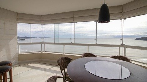 SEA FRONT WITH FULL VIEW OF THE BC WATERFRONT - 03 SUITES + 03 SPACES