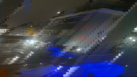 Piscina à noite