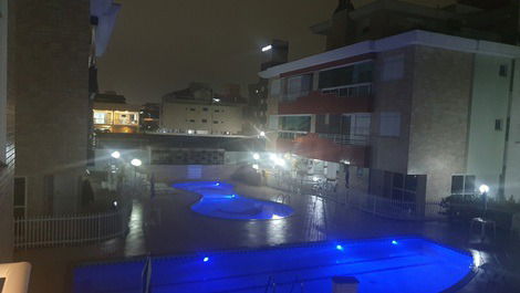 Piscina à noite