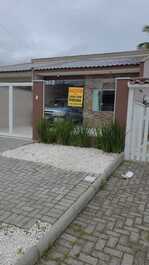 🌟 OPORTUNIDADE IMPERDÍVEL! LINDA CASA COM PISCINA PERTO DA PRAIA! 🌊