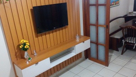 Sala com tv internet e ar condicionado 