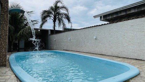 House with pool, Mongagua 900 meters from the beach.