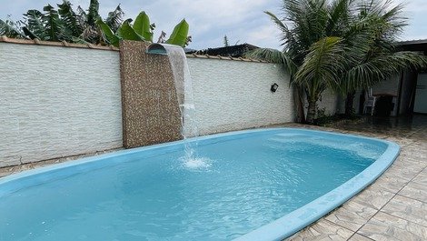House with pool, Mongagua 900 meters from the beach.