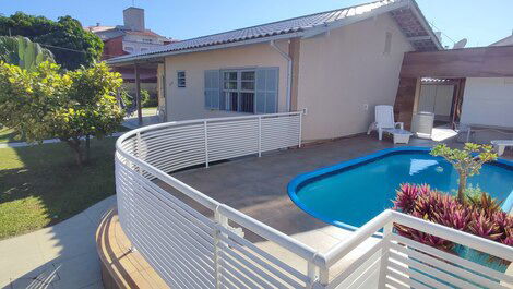 House with pool and 04 bedrooms (all with air conditioning), 300m from the beach