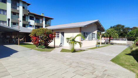 Casa com piscina e 04 quartos (todos com ar cond.), 300m da praia