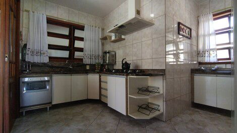 House with 04 bedrooms (all with air conditioning), swimming pool, 300m from the beach