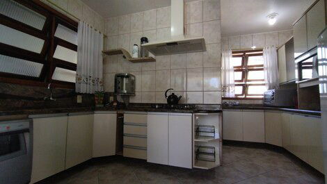 House with 04 bedrooms (all with air conditioning), swimming pool, 300m from the beach