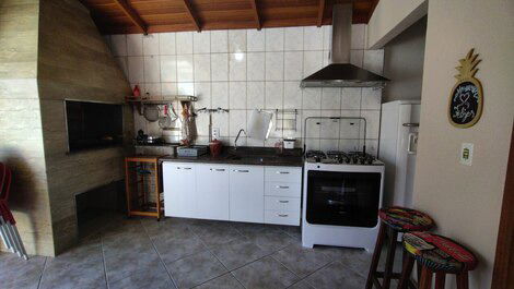 House with 04 bedrooms (all with air conditioning), swimming pool, 300m from the beach