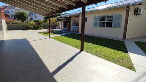 Casa de 04 habitaciones (todas con aire acondicionado), piscina, a 300 m de la playa.