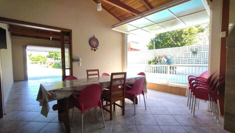 House with 04 bedrooms (all with air conditioning), swimming pool, 300m from the beach