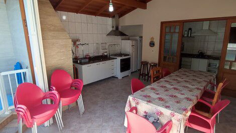 House with 04 bedrooms (all with air conditioning), swimming pool, 300m from the beach