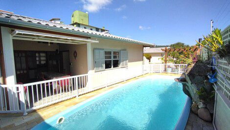 Casa de 04 habitaciones (todas con aire acondicionado), piscina, a 300 m de la playa.