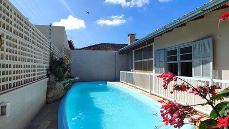 House with 04 bedrooms (all with air conditioning), swimming pool, 300m from the beach