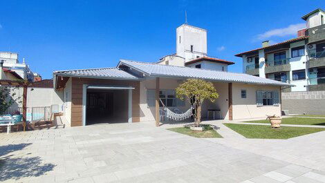 Casa de 04 habitaciones (todas con aire acondicionado), piscina, a 300 m de la playa.