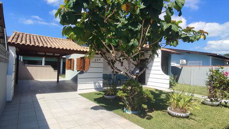 Excelente casa com 04 quartos e piscina, a 250m da praia