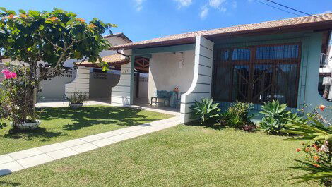 Excelente casa com 04 quartos e piscina, a 250m da praia