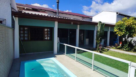 Excelente casa com 04 quartos e piscina, a 250m da praia