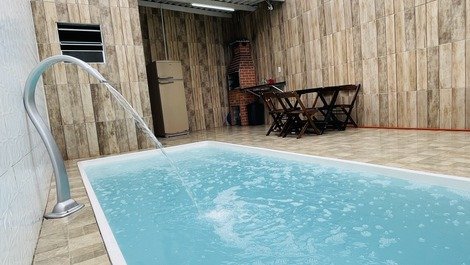 Casa com piscina ótima para momentos em família!