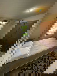Quarto 2: térreo, com cama box casal e ar condicionado. 