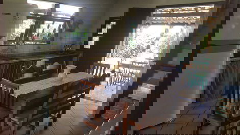 Cozinha com mesa e cadeiras em madeira maciça.