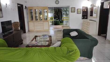 COZY HOUSE UP TO 15 PEOPLE GUARUJÁ - ENSEADA 2 BLOCKS FROM THE BEACH