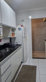 Cozinha americana equipada com fogão, forno, geladeira micro ondas e demais utensílios domésticos