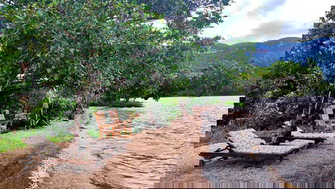 Praia à margem do lago