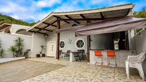 Gran casa a 150 metros de la playa de Enseada, Ubatuba