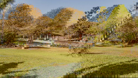 Amplo espaço gramado para lazer.