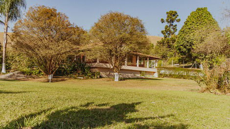 Amplo espaço gramado para lazer.