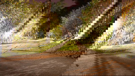 Entrada com iluminação noturna.