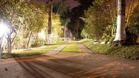 Entrada com iluminação noturna.