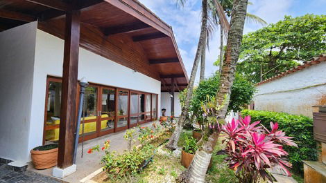 House 4 bedrooms Cove close to the beach, prime location, swimming pool, chur.