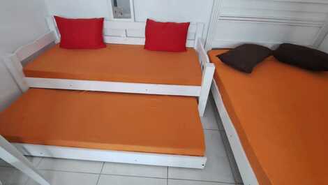 Bicama (com auxiliar). e cama de casal.