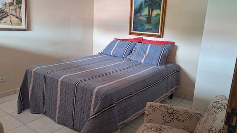 Quarto com cama box queen,  cama de solteiro,poltrona , guarda roupa e ventilador