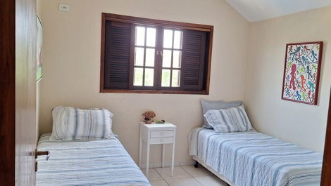 Quarto com duas camas box de solteiro,poltrona,ventilador e guarda roupa