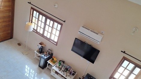 Sala com tv e ar condicionado 