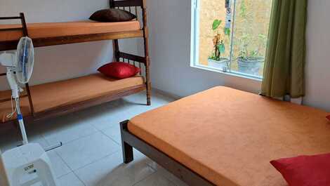 Quarto com cama de casal e beliche. jardim de inverno.