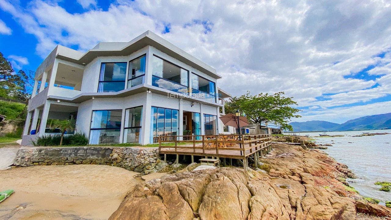 Casa para aluguel de temporada em Biguaçu (Praia São Miguel)