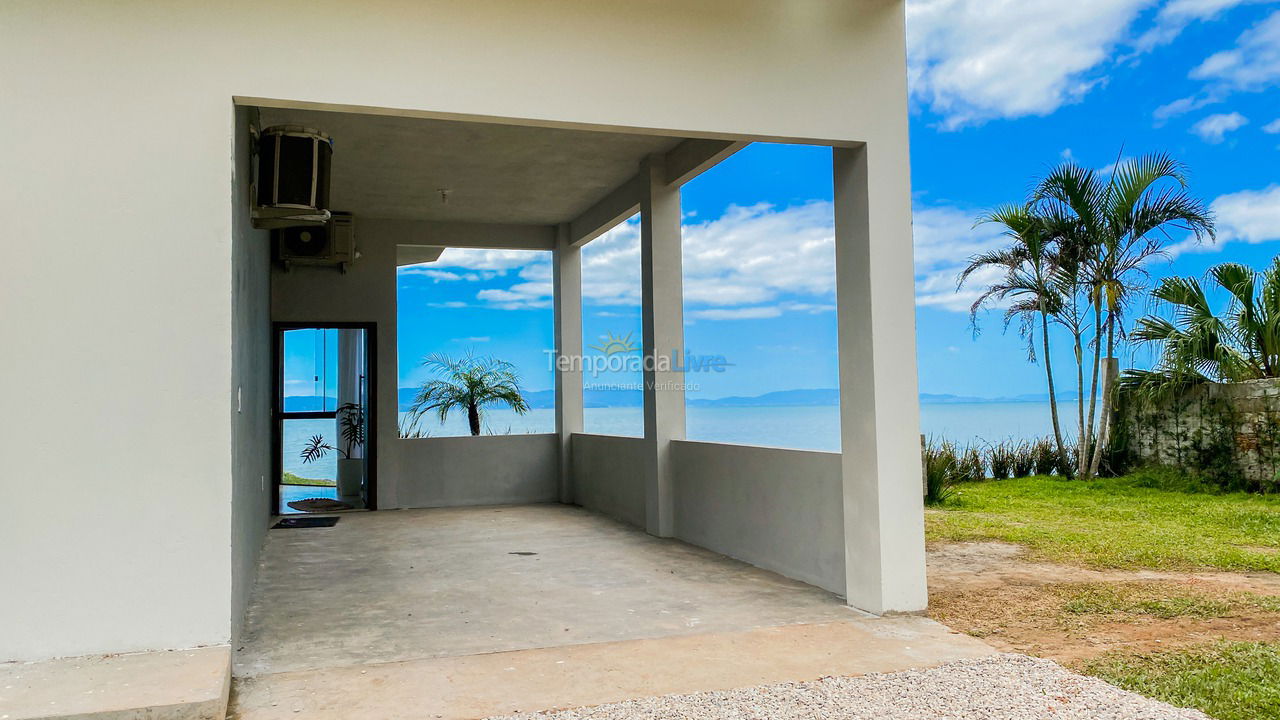 Casa para aluguel de temporada em Biguaçu (Praia São Miguel)