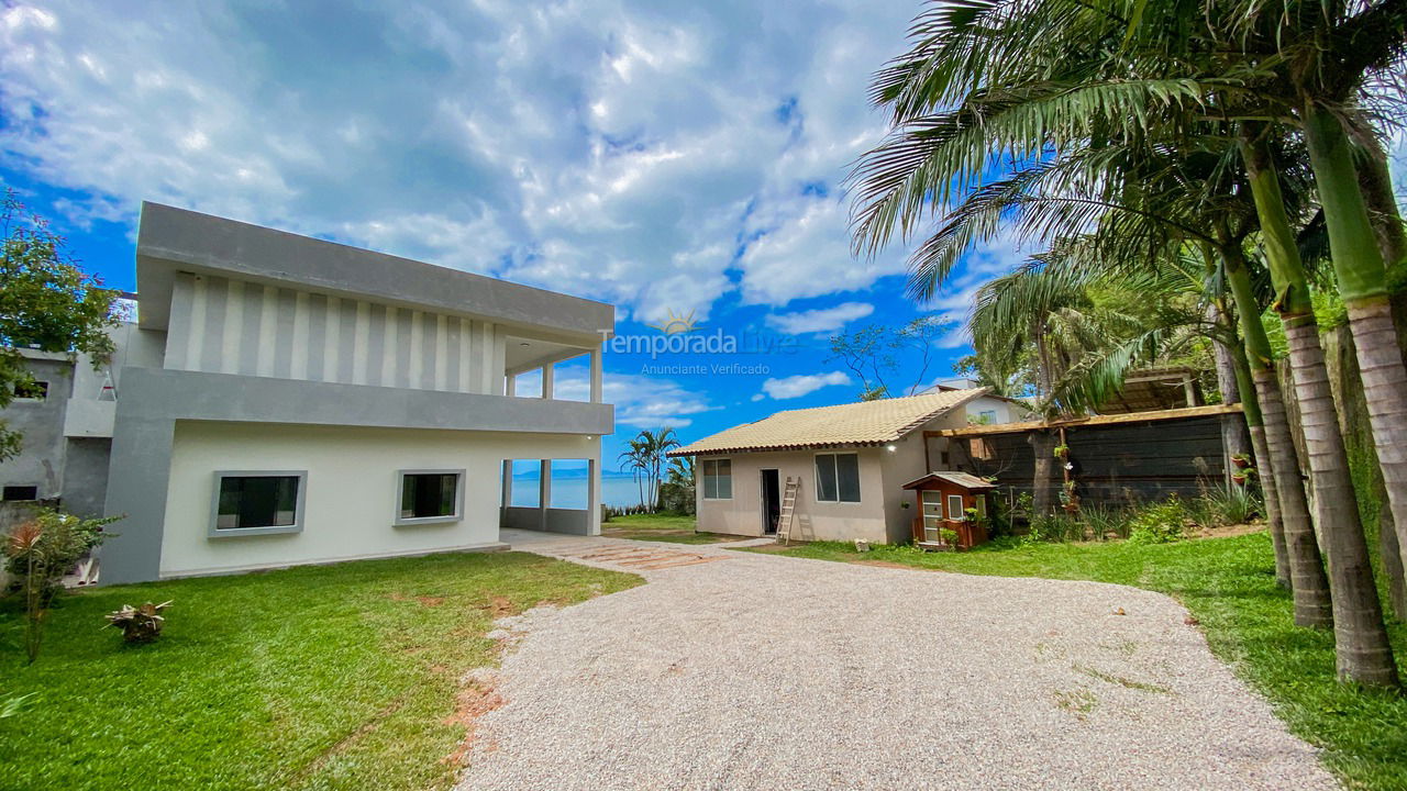 Casa para aluguel de temporada em Biguaçu (Praia São Miguel)