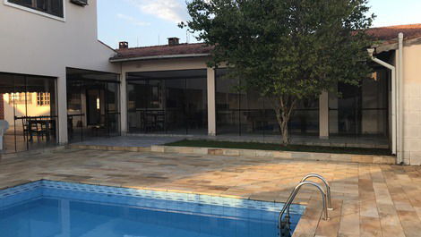 ALTO ESTÁNDAR, 6 SUITES CON AIRE, GRAN PISCINA, UBICACIÓN PRIVILEGIADA