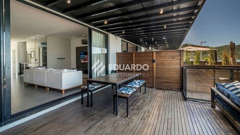 Triplex beira mar com 04 suítes para 12 pessoas.